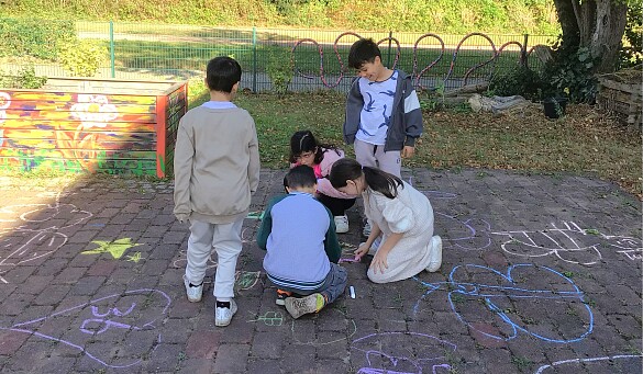 Kreidezeichnungen auf dem Gehweg 